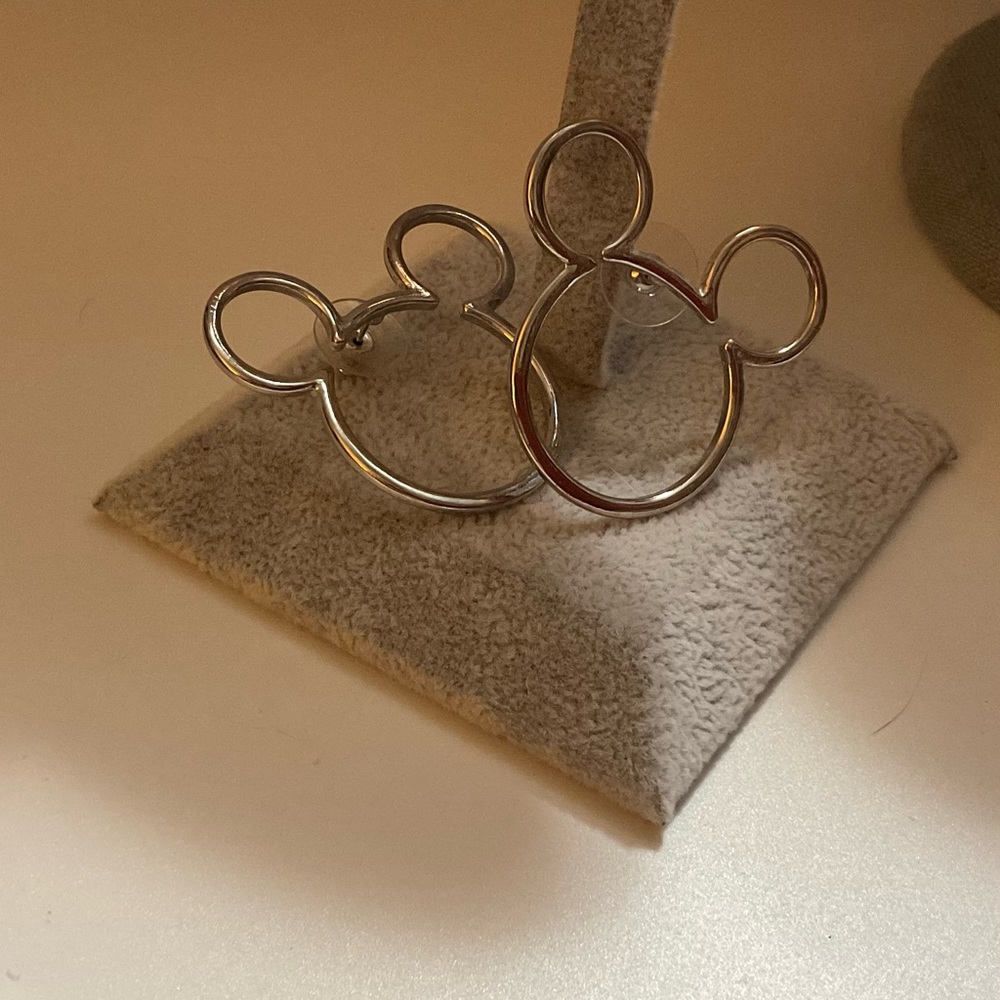 Disney : Silver plated Mickey head shaped earrings. Approximate one inch in size - Picture 3 of 8